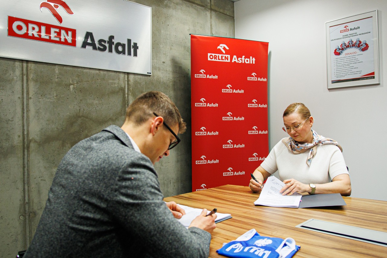 Podpisanie umowy sponsorskiej między ORLEN Asfalt a BHT PETRA Płock.